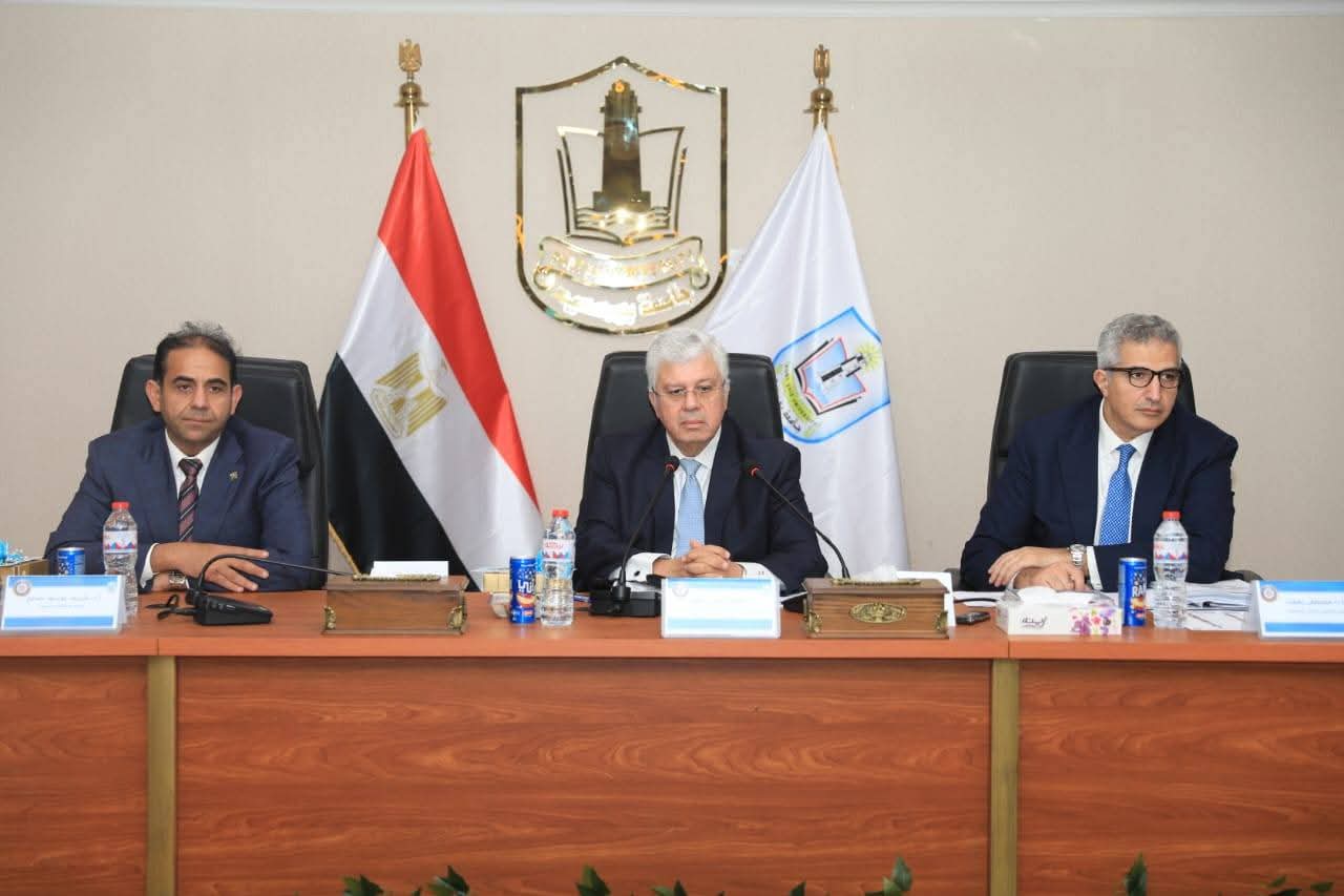 بحضور الوزير رئيس جامعة المنيا في جامعة بور سعيد في اجتماع المجلس الاعلي للجامعات